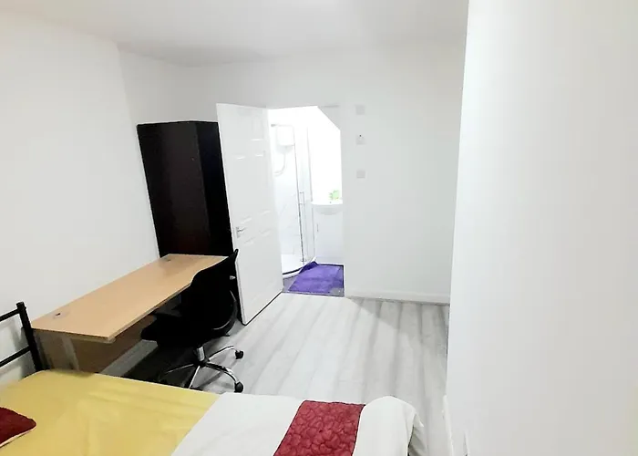 Double Ensuite Room Free Parking