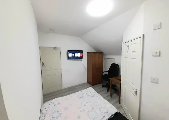 Double Ensuite Room Free Parking